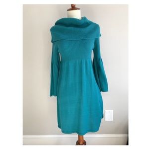 Cozy sweater dress with trendy sleeves!